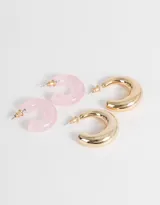 Set de dos pares de aros argollas chunky, un par con estampado animal print y otro par dorado.