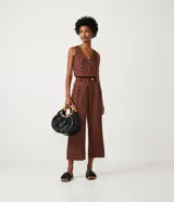 Pantalón recto marrón con estampado de mini hojas, cintura alta con trabillas y botón.