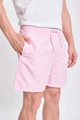 Short de baño liso color rosa con cintura elástica y cordón ajustable.