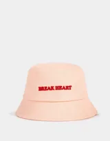Piluso color rosa con la frase "Break Heart" bordada en rojo.