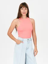 Musculosa negra ajustada al cuerpo, con cuello redondo y diseño de tirantes anchos tipo halter.