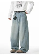 Pantalón de jean celeste de corte amplio, estilo baggy.