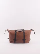 Bolso negro con detalles en cuero marrón, con doble asa de mano y cierre superior.