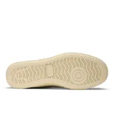Championes New Balance T500 unisex, color gris y blanco, con detalles en negro. Confeccionados en ante y nobuk de piel de cerdo, con detalles perforados en la puntera y entresuela de goma.