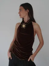 Top negro de terciopelo con cuello alto y espalda baja.