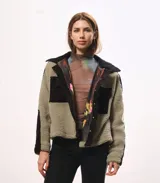 Camisaco color beige con detalles en color borgoña, con cuello camisero, cierre con botones a presión y bolsillos de parche en el pecho.