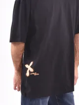 Remera negra de corte oversize y mangas cortas.