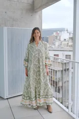 Vestido largo verde con estampado abstracto en tonos claros, corte amplio, cuello mao y mangas 3/4 acampanadas.