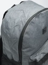 Mochila con estampado tie-dye en tonos grises y blancos, con bolsillo frontal con cierre y logo "Forum Active" estampado. Incluye bolsillo lateral de red para botella.