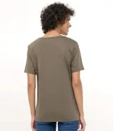 Remera de algodón color verde oliva, con escote en V y mangas cortas. Marca Marfinno.
