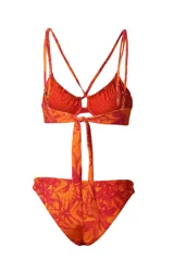 Conjunto de bikini naranja con estampado de hojas rojas. El corpiño es de corte triangular con tirantes finos que se cruzan en la espalda. La bombacha es de corte clásico con tiras dobles en los laterales.