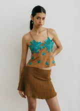 Top marrón de gamuza con tirantes finos y apliques bordados de flores turquesas.