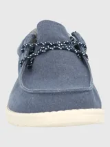 Alpargata negra con cordones elásticos y suela blanca con textura.