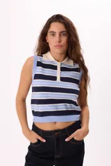 Top tejido de punto a rayas horizontales en tonos celeste, azul y blanco, con cuello tipo polo y cierre de botones.