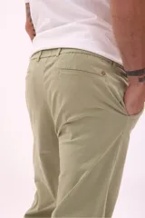 Pantalón chino color verde oliva, de corte recto y tiro medio.