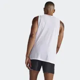 Musculosa deportiva 2XU Aero Tank, color blanco, con cuello redondo y sisas amplias. Confeccionada con tejido X-VENT de doble punto y panel trasero de malla para mayor transpirabilidad y secado rápido.