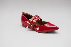 Chatitas rojas de charol con punta fina y dos tiras sobre el empeine con ojales metálicos y hebillas doradas.