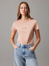 Remera color rosa claro de corte slim fit y cuello redondo. Estampado tonal con el logo de Calvin Klein Jeans en el frente.