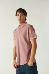 Remera cuello polo gris melange de manga corta, corte regular, con detalles de doble línea blanca en cuello y mangas, logo estampado en el pecho y confección en algodón.