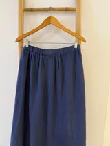 Falda larga marrón de lino con cintura elastizada y lazo lateral.