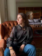 Corbatín de lentejuelas con acabado brillante en tonos grises, plateados y negros.