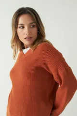Sweater gris de punto suave con escote en V.