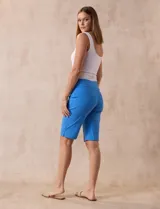 Bermuda color beige en gabardina elastizada, con pretina ancha elastizada, bolsillos simulados en la parte delantera y bolsillos aplicados en la parte trasera.
