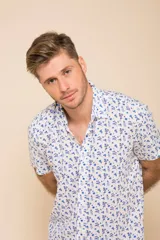 Camisa blanca estampada con flores azules, de manga corta y corte clásico.