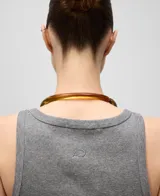 Musculosa blanca de algodón con textura acanalada, cuello redondo y logo bordado en la espalda.