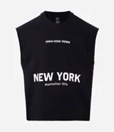 Musculosa negra de algodón con corte recto y hombros ligeramente ampliados (boxy fit). Presenta estampado frontal en blanco con el texto "URBAN SCENE TRENDS", "NEW YORK" y "Manhattan 1974".