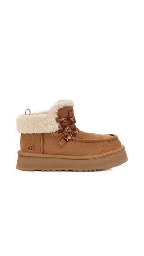 Botines UGG color marrón claro, con interior de piel sintética color crema, cordones de tela con diseño geométrico en marrón, rojo y blanco, y suela de goma color beige.