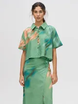 Falda midi marrón con estampado floral en tonos lila, abertura lateral y tiras ajustables.