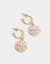 Aros tipo argolla dorados con dije colgante circular con moño esmaltado rosa y apliques de strass.