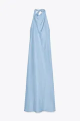 Vestido midi celeste con cuello halter con lazada y espalda descubierta.