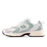 Championes New Balance 530 de hombre, color gris, blanco y verde agua, con capellada de malla y superposiciones de cuero sintético.