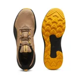 Championes de trail running color crema con detalles en negro y amarillo.