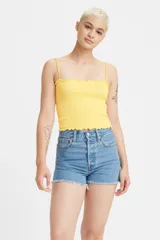Top amarillos sin mangas con detalle de volados en el borde, ajustado al cuerpo.