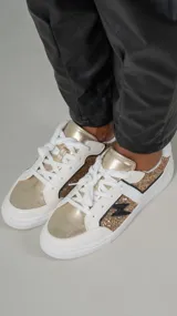 Zapatillas deportivas con combinación de colores negro, dorado y plateado, diseñadas para brindar comodidad y estilo.