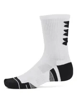 Pack de tres pares de calcetines deportivos Under Armour Tech, blancos con detalles en negro. Uno de los pares es liso con el logo de la marca, otro tiene dos rayas horizontales en la parte superior y el tercero tiene detalles geométricos en el tobillo.