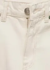 Pantalón de jean color crudo, de corte recto, tiro medio y largo cropped. Presenta cinco bolsillos, trabillas para cinturón y bajo desflecado.