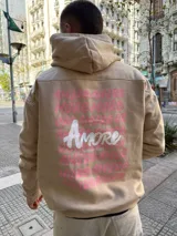 Canguro beige con capucha y estampado en rosa y blanco con la palabra "Amore" en la espalda.