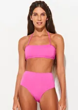 Bikini de color fucsia con top de corte recto y cremallera en la espalda, y bottom de cintura alta.