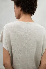 Camiseta de manga corta color beige, confeccionada en lino 100% con cuello en V.