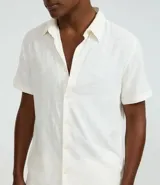 Camisa de manga corta color crema, confeccionada en viscosa con textura de rombos.