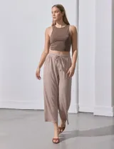 Pantalón wide leg color beige, marca Ninety. Con pretina ancha elastizada y lazo de ajuste.