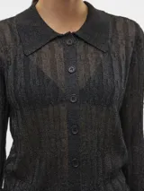 Cárdigan de punto negro con cuello polo, posee cierre de botones y diseño elegante.
