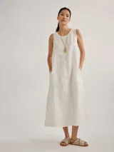 Vestido midi color crudo, de lino, sin mangas y corte recto.