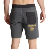 Short de baño gris oscuro con cintura negra, bolsillo trasero con solapa y estampado con texto en amarillo.