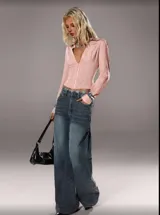 Camisa celeste de mangas largas con cuello clásico y cierre frontal con botones. Diseño entallado con textura vertical.