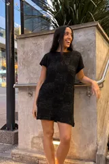 Vestido corto negro tejido con diseño en bloques.